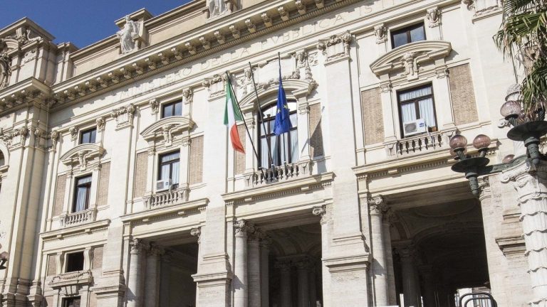 Il Ministero convoca i sindacati dopo l’ordinanza del tribunale di Roma. UIL: riaprire una vera trattativa per una mobilità senza vincoli